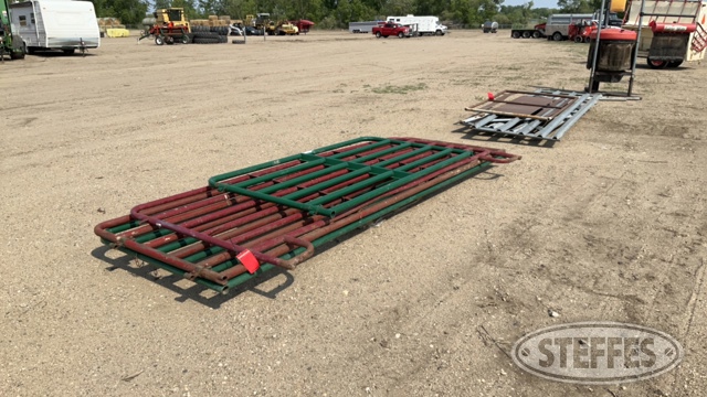 Pallet containing (4) gates